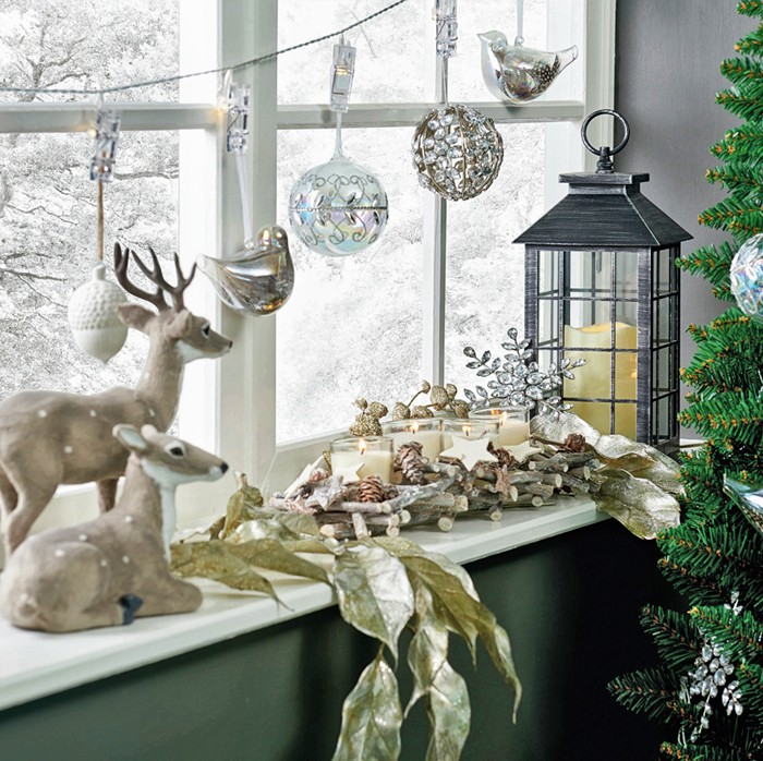 Οι συνθέσεις που βρίσκονται στα παράθυρα προσελκύουν την προσοχή. Δεν αξίζει επίσης να υπερφορτώσετε το περβάζι του παραθύρου, το μέτρο είναι καλό σε όλα