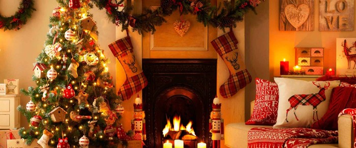 Φιγούρες δαπέδου τοποθετούνται στις πλευρές του τζακιού: μπορεί να είναι όχι μόνο ο Άγιος Βασίλης, αλλά και ένας χαρακτήρας από ένα παραμύθι