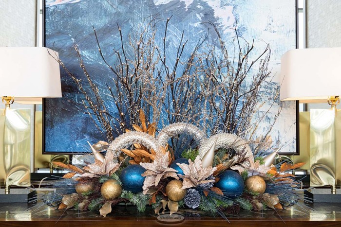 Οι επιφάνειες του τραπεζιού και της κονσόλας αξίζουν επίσης διακόσμηση