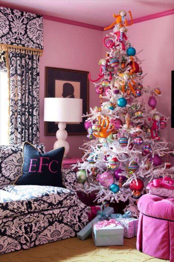 Ο σχεδιασμός δεν πρέπει να έρχεται σε αντίθεση με τα χρώματα του εσωτερικού του υπνοδωματίου Εάν επιλεγεί ένα συγκεκριμένο χρώμα, τότε η διακόσμηση πρέπει να είναι αρμονική και να μην προκαλεί ψυχική αγωνία. Υπάρχουν έτοιμοι συνδυασμοί αποχρώσεων για κάθε χρώμα, που επιλέγονται από άτομα με καλλιτεχνική γεύση