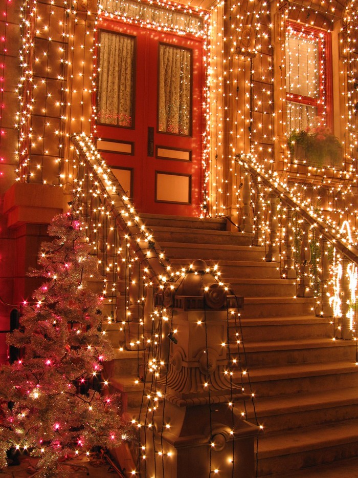 Αντί για χριστουγεννιάτικες διακοσμήσεις στο σπίτι, είναι καλύτερο να κρεμάσετε μια αφθονία LED: τόσο εορταστική όσο και όμορφη