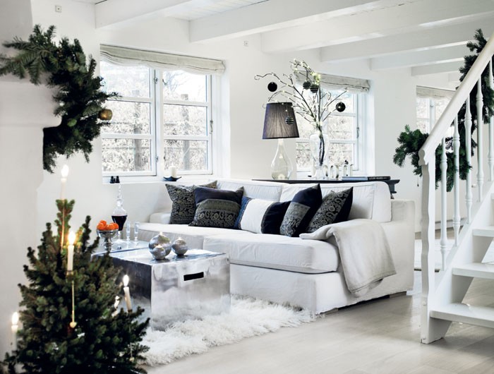 Ανάλογα με το εσωτερικό του δωματίου, αποφασίζουν σε ποιο στυλ διακόσμησης θα προτιμήσουν. Υπάρχουν πολλές λύσεις στον ίδιο χώρο. Για να επιλέξετε πώς θα διακοσμηθεί το σπίτι φέτος, θα πρέπει να ακούσετε τις επιθυμίες του νοικοκυριού και να μάθετε εάν θέλουν φωτεινότητα και ταραχές χρωμάτων ή ελάχιστη διακριτική διακόσμηση.