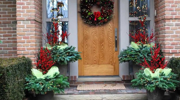 Εάν το επιτρέπει το κλίμα, το poinsetti τοποθετείται έξω και ακριβώς πριν από την άφιξη των επισκεπτών. Αλλά μην βασανίζετε ένα ζωντανό φυτό, είναι καλύτερο να αγοράσετε τεχνητά λουλούδια και να φτιάξετε φωτεινά μπουκέτα από αυτά στη βεράντα