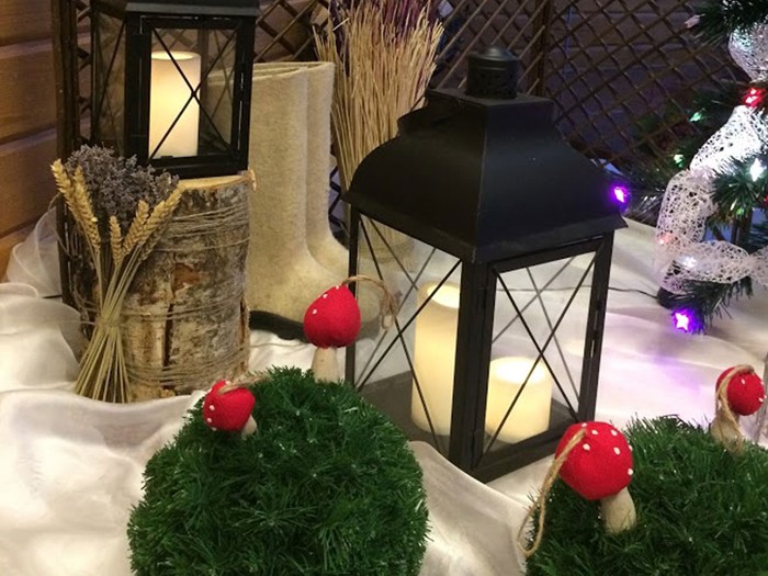 Ο κήπος είναι διακοσμημένος με θεματικά ειδώλια, φανάρια, γλυπτά πάγου