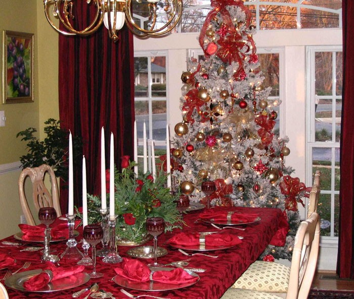 Το βασικό χρώμα είναι κόκκινο, το οποίο συνδυάζεται παραδοσιακά με χρυσό, λευκό ή πράσινο.