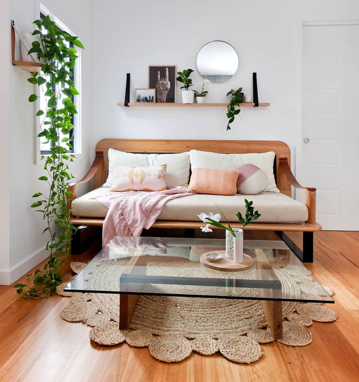 Няколко цвята по стените няма да привлекат цялото внимание към себе си, но благоприятно ще поставят акценти. Един храст може да бъде малък и представен от екзотичен вид като непретенциозен сочен, а вторият може грациозно да виси на пода