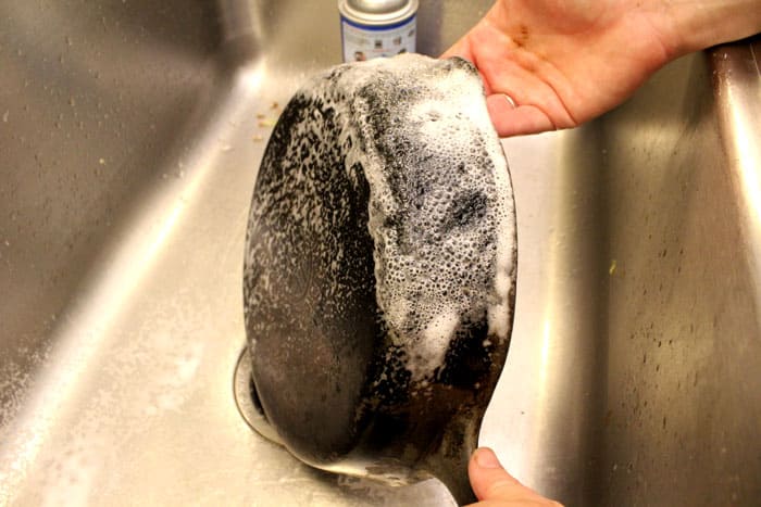 เมื่อน้ำเดือดคุณสามารถเริ่มทำความสะอาดผลิตภัณฑ์รอให้เย็นลงเล็กน้อย