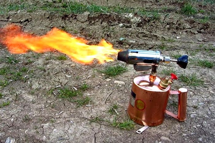 การทำงานกับไฟจะดีกว่าไม่ใช่ในอพาร์ตเมนต์ แต่อยู่ในที่ที่มีอากาศบริสุทธิ์