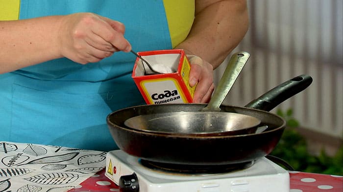 จากนั้นกลิ่นของน้ำส้มสายชูจะถูกขจัดออกไปโดยการแปรรูปผลิตภัณฑ์ด้วยโซดา: คุณต้องต้มสารละลายโซดาลงในจาน