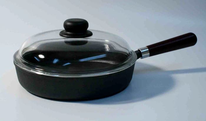 ในตอนเช้าล้างกระทะด้วยน้ำร้อนและเช็ดให้แห้งด้วยผ้าวาฟเฟิล