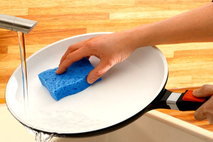 เป็นไปไม่ได้ที่จะเช็ดสิ่งสกปรกออกด้วยแปรงโลหะจากเซรามิก