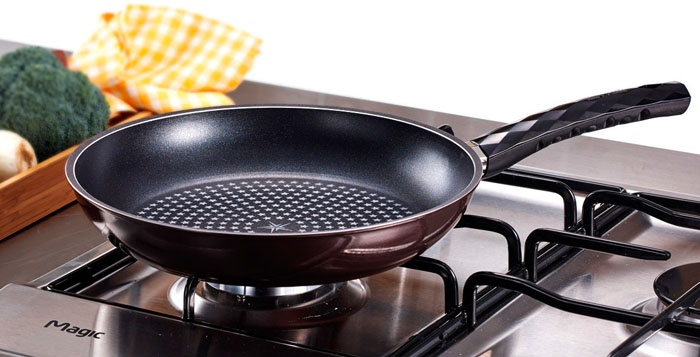 เราไม่เพิกเฉยต่อคำแนะนำในการใช้ตะหลิวไม้หรือพลาสติกในการปรุงอาหาร