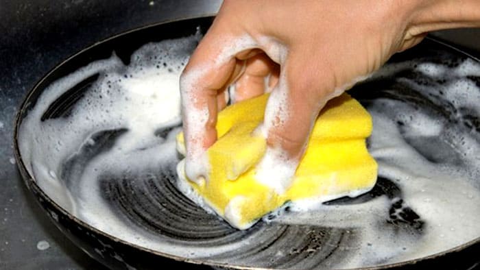 หลังจากผ่านไปสองสามนาทีผลิตภัณฑ์ที่ใช้จะถูกล้างออกด้วยน้ำสะอาดและชื่นชมความสะอาดที่สมบูรณ์แบบ