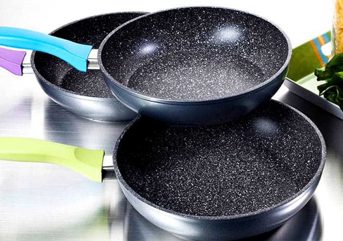 อาหารที่ถูกเผาจะถูกกำจัดออกหลังจากแช่ผลิตภัณฑ์ในน้ำและใช้ฟองน้ำนุ่ม ๆ เท่านั้น