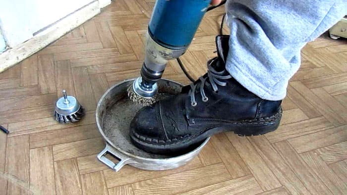 หากวิธีนี้ไม่สามารถทำได้ให้ทำความสะอาดตัวเองด้วยเครื่องบด เครื่องบดที่มีวงกลมปลายกลีบก็เหมาะเช่นกัน