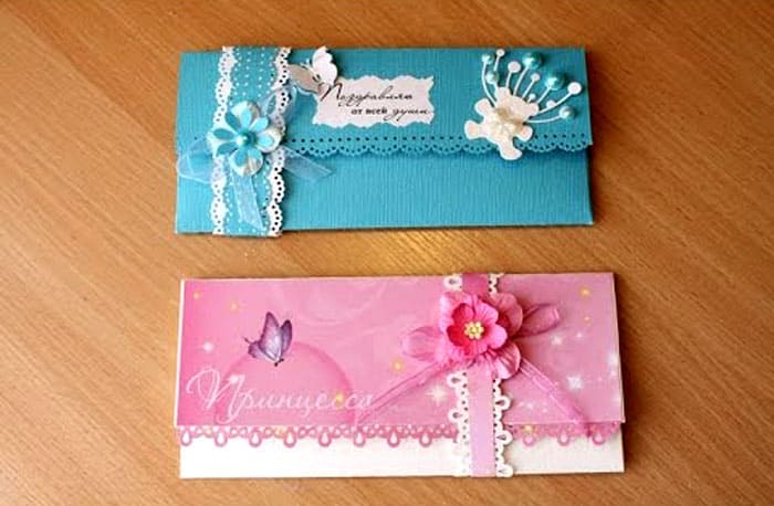 Modele tematice: dacă tema sărbătorii este pentru copii, atunci ele decorează cu nasturi, panglici, figuri mici