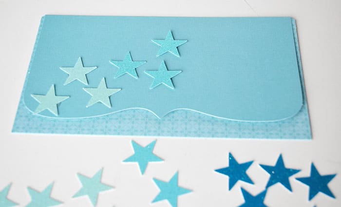 Pumnele cu găuri cretate vor fi un instrument excelent de decorare. În absența unor astfel de instrumente, utilizați foarfece sau un cuțit de tăiat