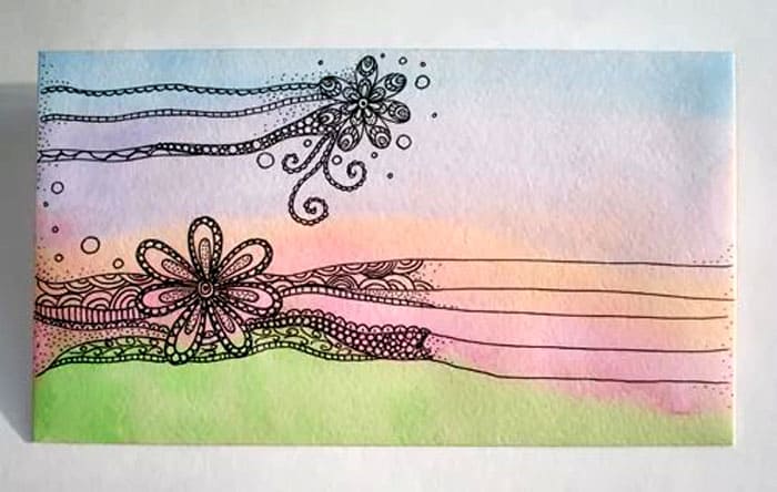 Acuarela este delicată și transparentă. Rezultă un fundal superb pe care poți desena ceva cu stilouri cu gel sau pixuri