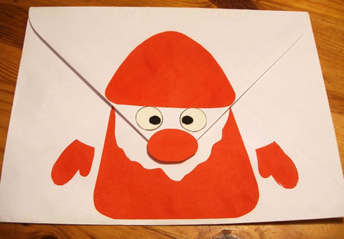 Hârtia colorată și foarfeca fac o piesă excelentă pentru decorare. Aplicația poate fi oricare și poate fi localizată pe ambele părți