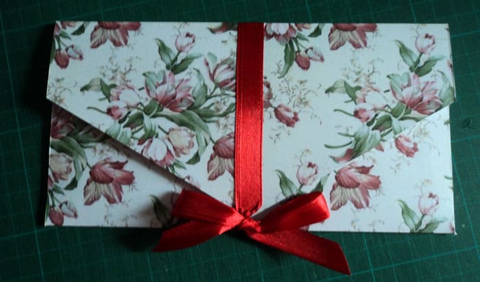 Chiar și o panglică îngustă din satin transformă un model simplu