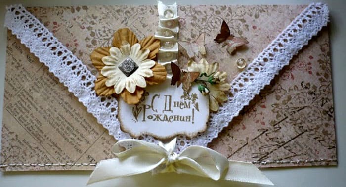 Elementele Scrapbooking transformă un plic simplu într-o operă de artă.Elementele de lipire necesită lipici fierbinte sau spray de lipici cu o duză