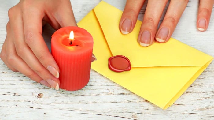 Ceara topită devine un substitut pentru ceara de sigilare istorică ca sigiliu: puteți atașa o monedă sau ceva similar cu ceara încă fierbinte și puteți lăsa o amprentă prin sigilarea plicului