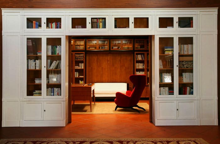 The rational approach of designers will allow you to maximally save on space: the entrance to the office can be turned into a library that is in harmony with the interior of the room and correlates with the office