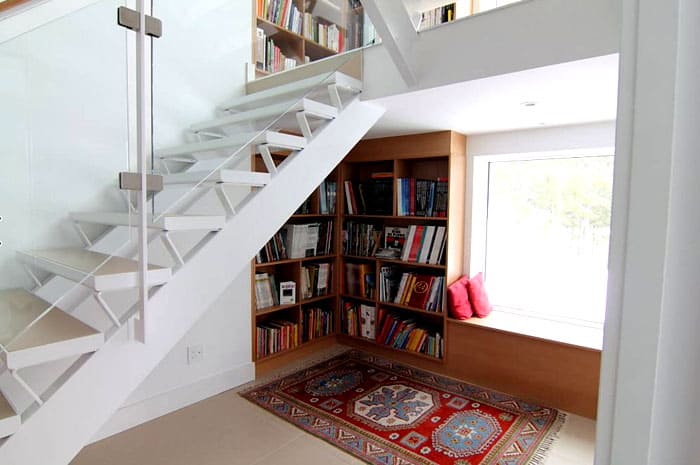 The place under the stairs and around it literally asks to draw attention to itself: this is a gorgeous place for placing any number of books, without puzzling over how to fit the cabinet into the style of the room