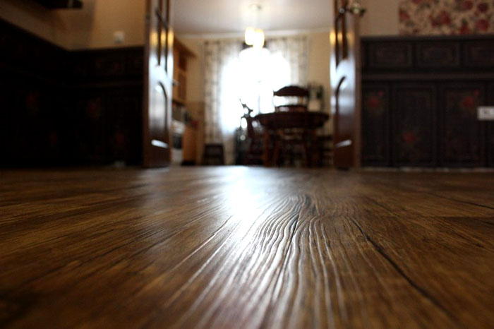 บรรเทาลายนูนบนพื้นผิวไม้