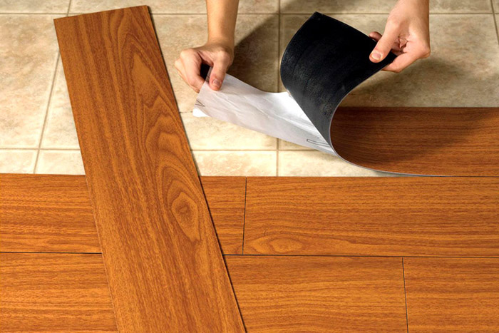 ปูลามิเนต PVC แบบมีกาวในตัวบนกระเบื้องเซรามิกเก่า