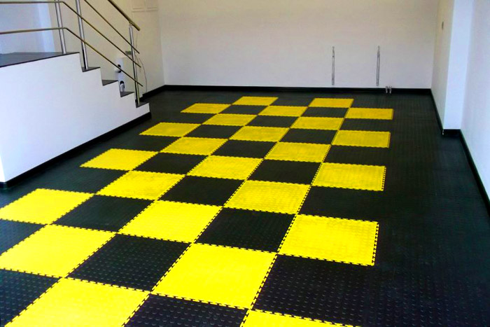 กระเบื้องพีวีซีเสาหินแบบโมดูลาร์พร้อมพื้นนูนในโรงรถ