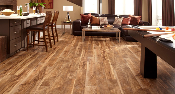 กระเบื้องพีวีซีในรูปแบบลามิเนตในห้องนั่งเล่น