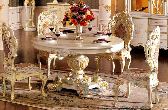 The tables are round or oval, rarely rectangular