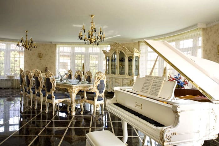 Music lovers will love the placement of a richly inlaid grand piano in the living room. The look of the instrument should not be overly modern