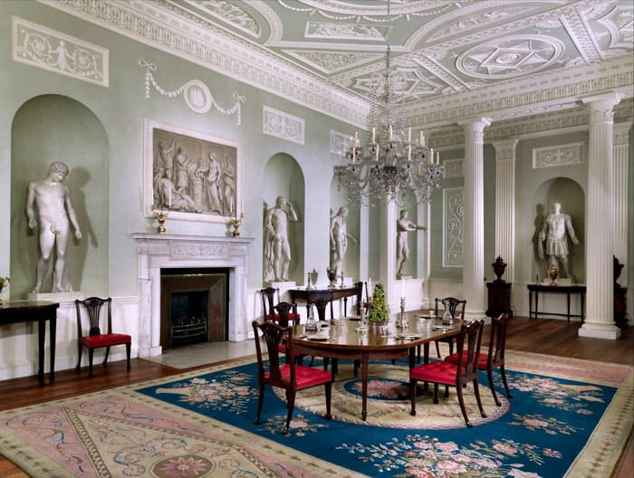 Statues, paintings in massive wooden or gilded carved frames - works of art from past eras feel great in the Baroque