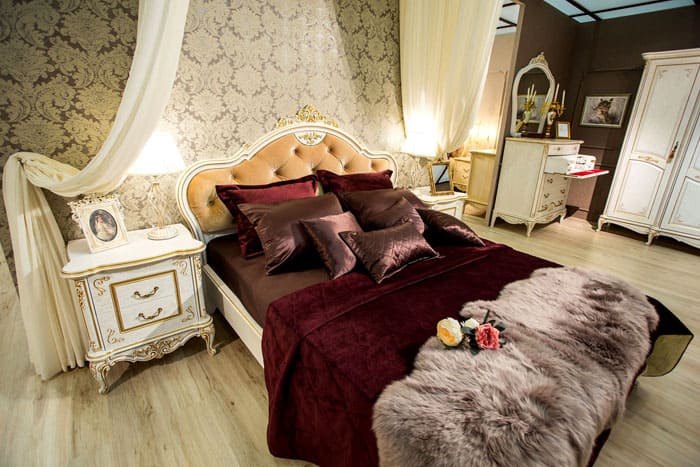 The bedside tables look less massive and do not draw the blanket of attention to themselves, only organically emphasize the pomp of the decoration