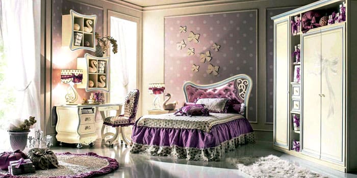 Children's rooms are decorated no less pretentious and rich. Not only princes and princesses can grow in such luxury, but the value of the interior and the possibility of damage by children should be correlated.