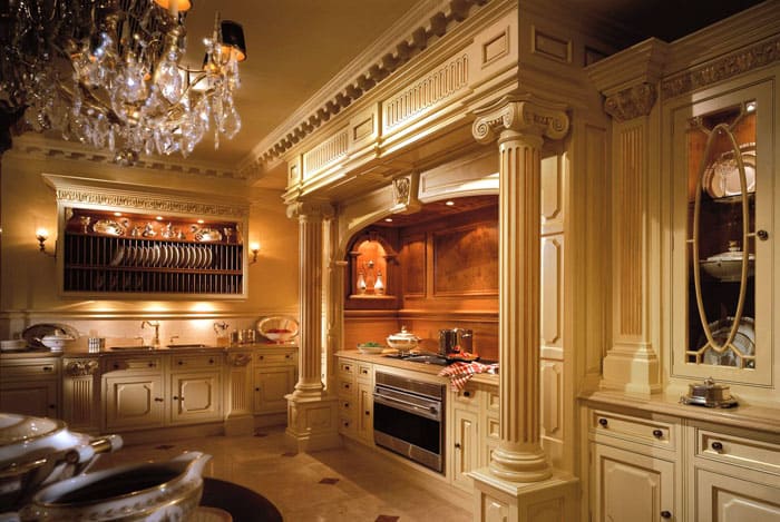 The kitchen kingdom can be perfectly decorated with columns, bas-reliefs and stucco molding, shifting the emphasis to the decorative component