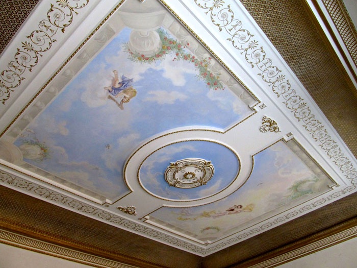 The ceiling visually continues the composition from the floor and walls, modern realities suggest choosing stretch ceilings with imitation of frescoes