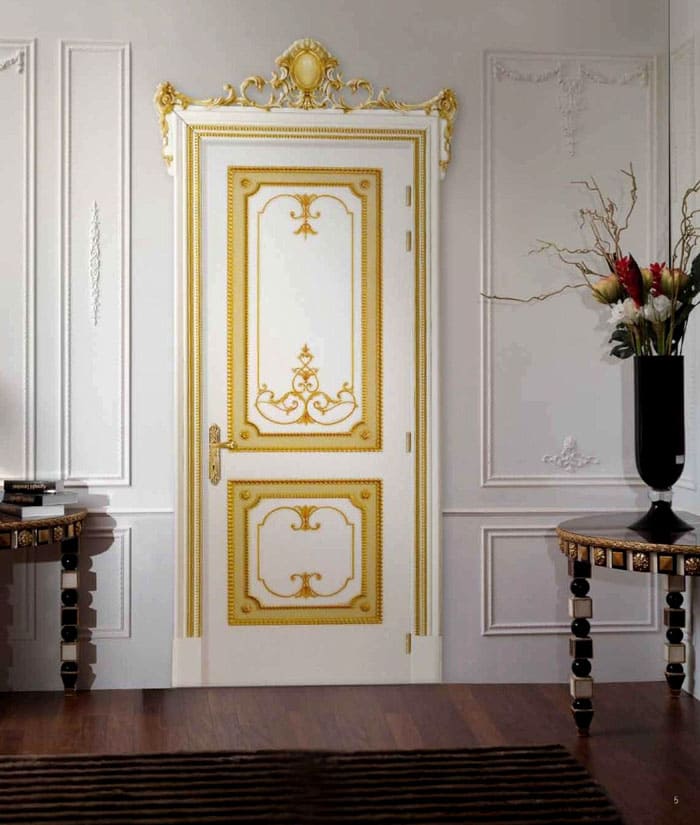 The doorway is no exception: the entrance to any room is marked with natural wood with the obligatory presence of decorative elements