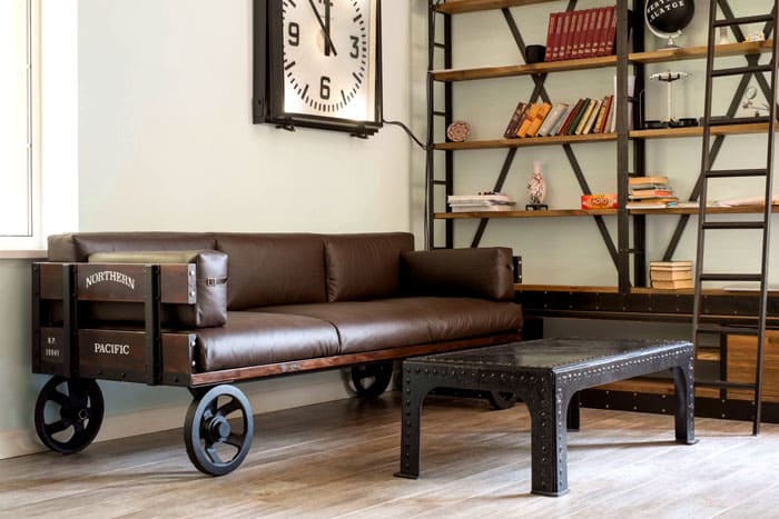 Масивните колела потапят стаята в атмосферата на 40-те години на миналия век, в нейния фабричен индустриален дух