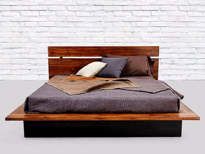 Дървено легло с обикновена табла се вписва добре в просторен индустриален стил
