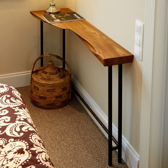 Конзолата се използва като модификация на масата и може да има необичайна форма на плота