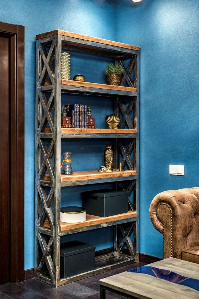 Рафтовете могат да служат като библиотека, място за съхранение на хартии и други неща. Дървеният вариант е подходящ и за таванско покритие