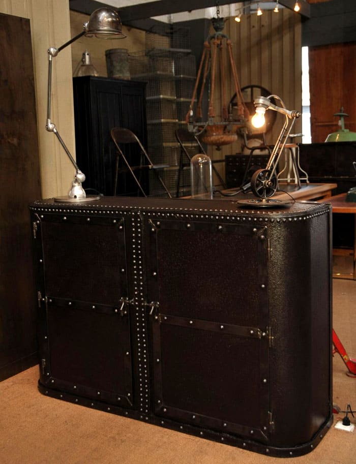 Мъжественост, сила, замисленост: кой би си помислил, че мебелите могат да говорят?