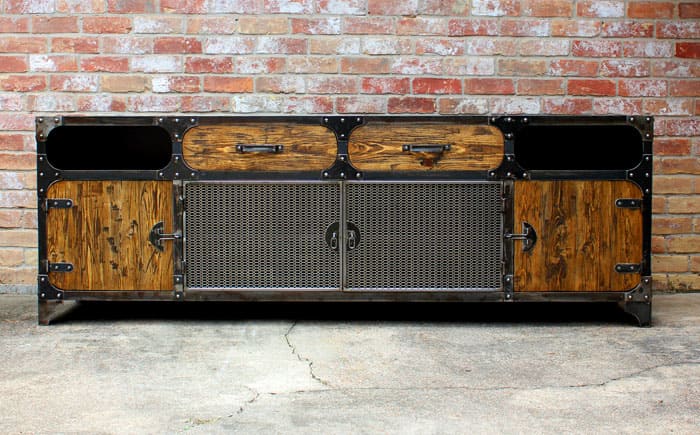 Шокиращо от старо време: странна смесица от елементи на сандъка и фабрични части