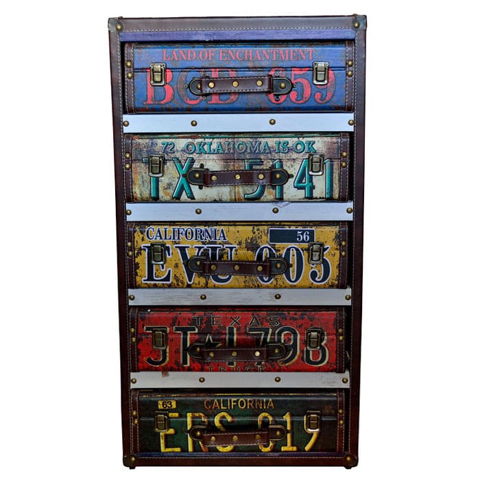 Отпечатъците на регистрационните табели изглеждат непретенциозни и донякъде екстравагантни