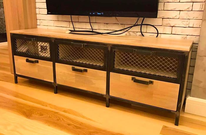 Всички ожулвания върху метал и дърво са създадени нарочно, но те не приличат на повреда на мебелите, а като придаване на специален щрих, сякаш 50-те години на миналия век наистина са били в двора