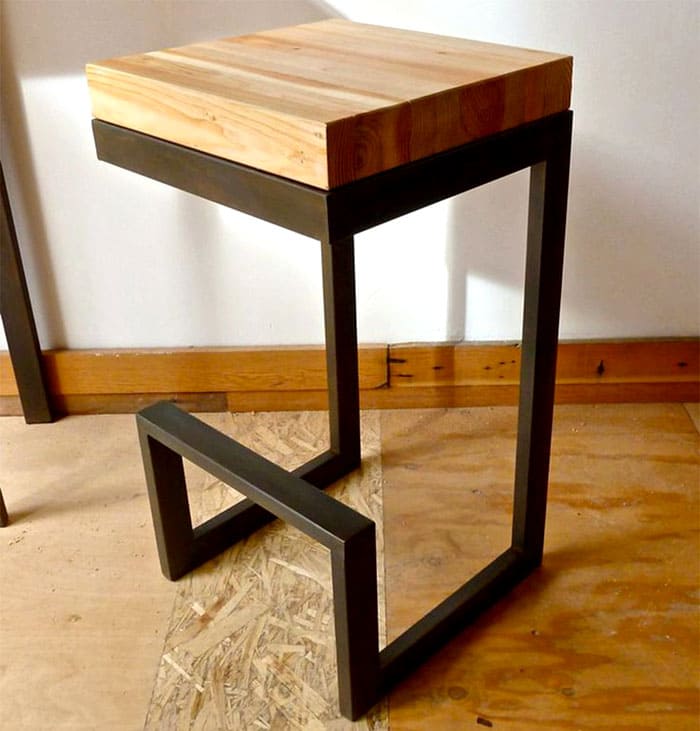 Табуретките могат да изглеждат едновременно прости и сложни.