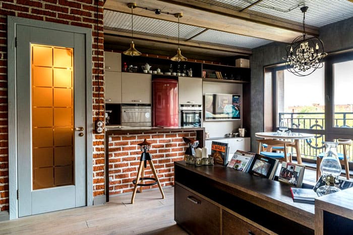 В малката кухненска част беше възможно без никакви проблеми не само да се побере необходимото оборудване и аксесоари, но и да се намери място за телевизора